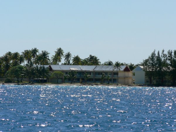 103- Le college de Rangiroa vu du lagon 
